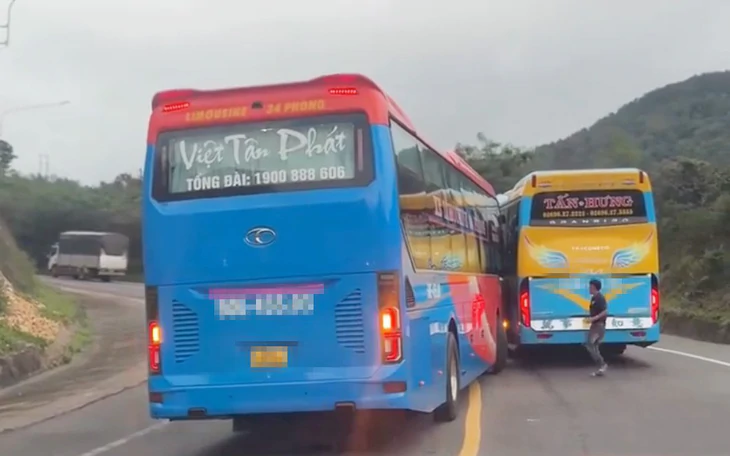 Vụ lật xe khách 4 người chết tại Gia Lai: Xóm làng đau thương tiễn đưa các nạn nhân xấu số  - Ảnh 2.