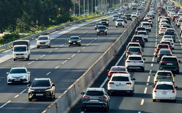Cầu Vĩnh Tuy kẹt cứng trong ngày đầu đi làm sau kỳ nghỉ lễ - Ảnh 13.