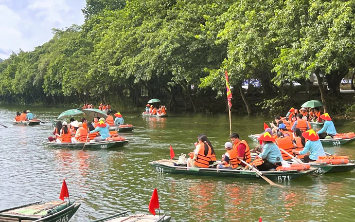 Mỗi ngày nghỉ lễ du lịch Ninh Bình thu 200 tỉ đồng - Ảnh 4.