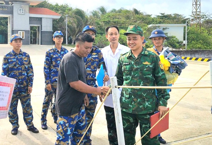 Đưa 32 ngư dân gặp nạn trên biển từ Trường Sa về đất liền - Ảnh 1.