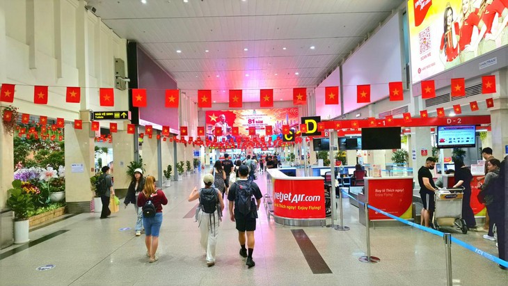 Rực rỡ cờ đỏ sao vàng, Vietjet mang niềm vui Tết Độc lập lên độ cao 10.000 mét - Ảnh 1.