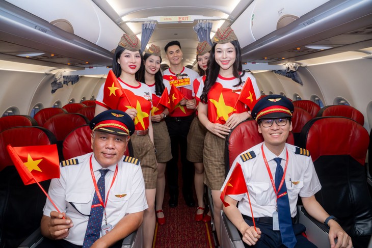 Rực rỡ cờ đỏ sao vàng, Vietjet mang niềm vui Tết Độc lập lên độ cao 10.000 mét - Ảnh 6.