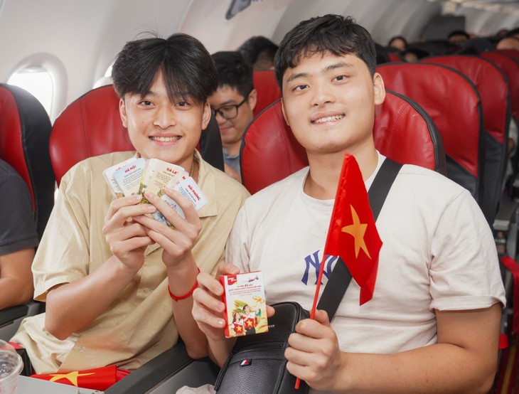 Rực rỡ cờ đỏ sao vàng, Vietjet mang niềm vui Tết Độc lập lên độ cao 10.000 mét - Ảnh 4.