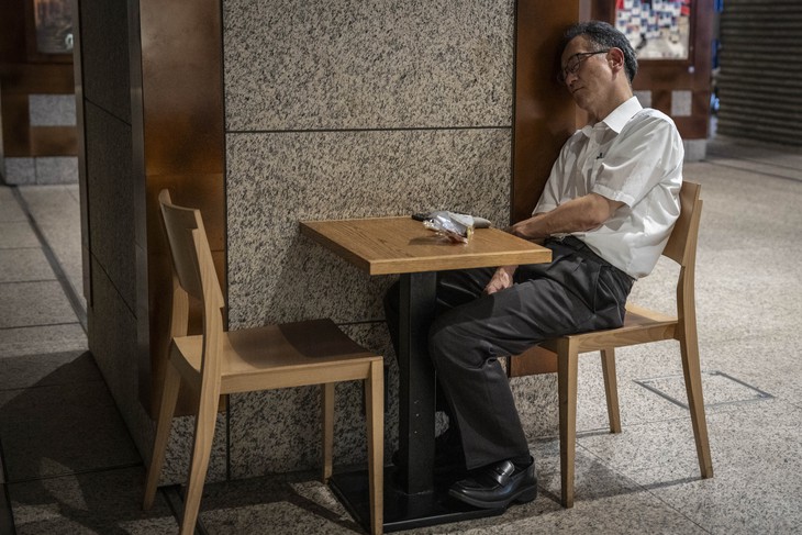 Nhật Bản nới quy định giờ làm thêm, bóng dáng ‘cuồng việc’ của Thủ tướng Takaichi - Ảnh 1.