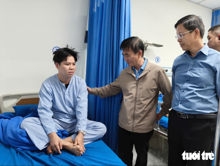 Cục Quản lý Khám, chữa bệnh chỉ đạo tập trung điều trị cho các nạn nhân vụ lật xe khách 4 người chết tại Gia Lai - Ảnh 1.