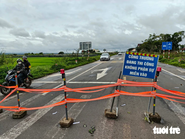 Vụ lật xe kh&aacute;ch từ TP.HCM về Gia Lai chết 4 người: Xe chạy v&agrave;o đoạn đường chưa khai th&aacute;c, tr&aacute;ch nhiệm thuộc về ai? - Ảnh 3.