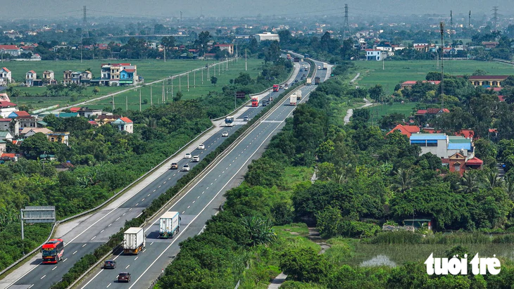 Xe về Hà Nội tăng cao trong 2 ngày cuối nghỉ lễ, CSGT lên phương án cho đi ngược chiều cao tốc - Ảnh 1.