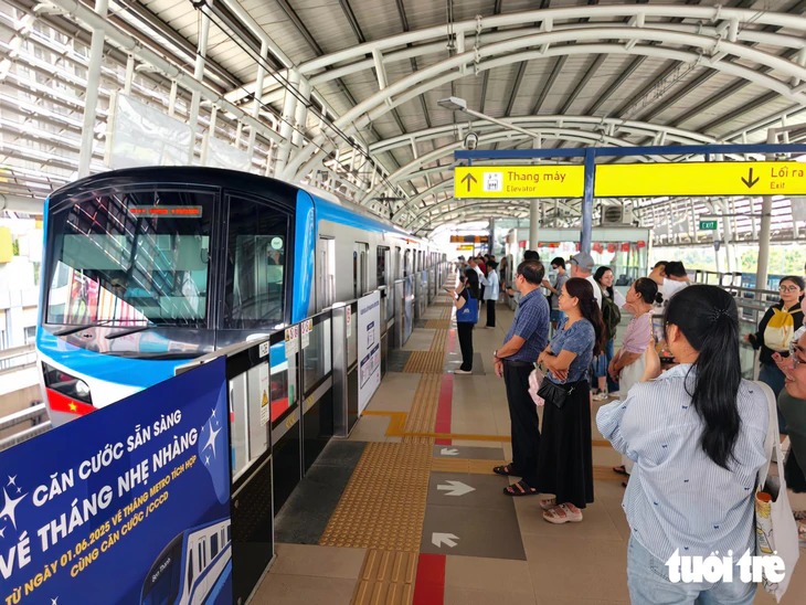 Vi vu trung tâm TP.HCM dịp lễ 2-9 bằng giao thông công cộng - Ảnh 12.