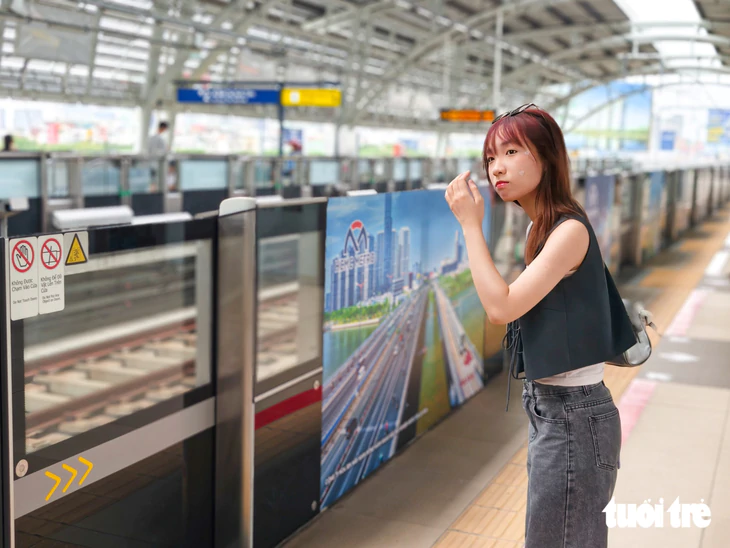 Vi vu trung tâm TP.HCM dịp lễ 2-9 bằng giao thông công cộng - Ảnh 13.