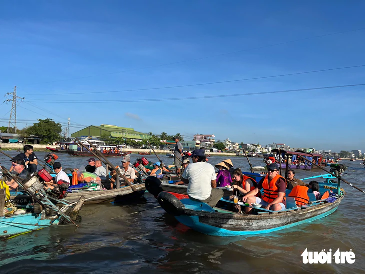Bạn có tin chỉ với 100.000 đồng ‘mua’ được cả chợ nổi Cái Răng? - Ảnh 1.