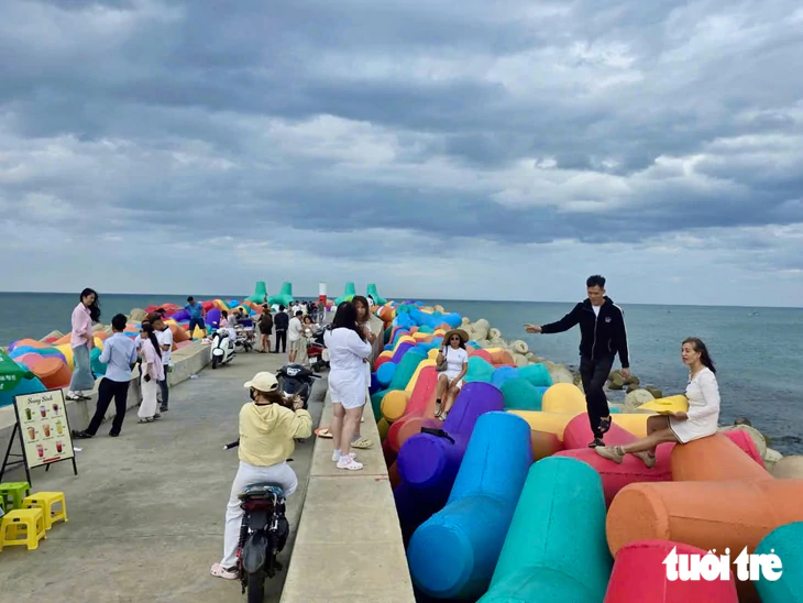 Du khách chật kín làng Lò, tour đảo bị ảnh hưởng do mưa rải rác - Ảnh 1.