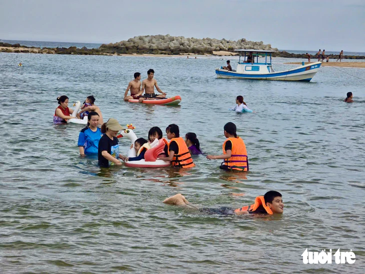 Du khách chật kín làng Lò, tour đảo bị ảnh hưởng do mưa rải rác - Ảnh 3.