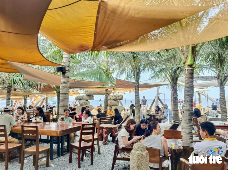Du khách chật kín làng Lò, tour đảo bị ảnh hưởng do mưa rải rác - Ảnh 8.
