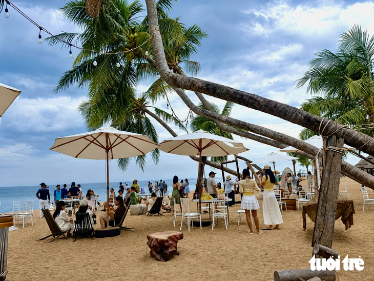 Du khách chật kín làng Lò, tour đảo bị ảnh hưởng do mưa rải rác - Ảnh 9.