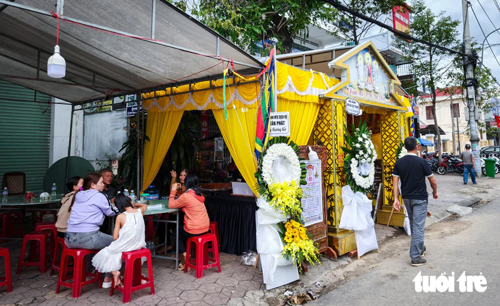 Vụ lật xe khách 4 người chết tại Gia Lai: Xóm làng đau thương tiễn đưa các nạn nhân xấu số - Ảnh 5.