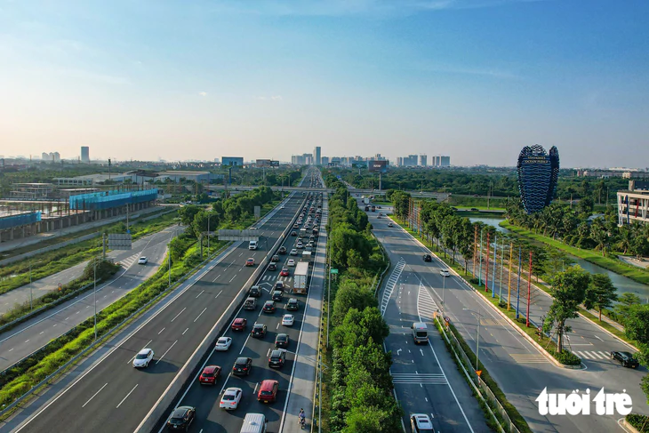 Chưa hết nghỉ lễ, dòng xe ùn ùn trở lại Hà Nội khiến cửa ngõ phía đông kẹt cứng - Ảnh 1.