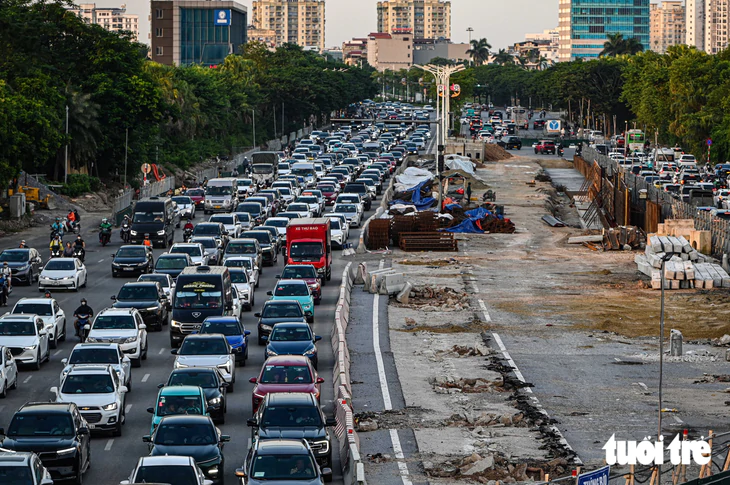 Chưa hết nghỉ lễ, dòng xe ùn ùn trở lại Hà Nội khiến cửa ngõ phía đông kẹt cứng - Ảnh 9.