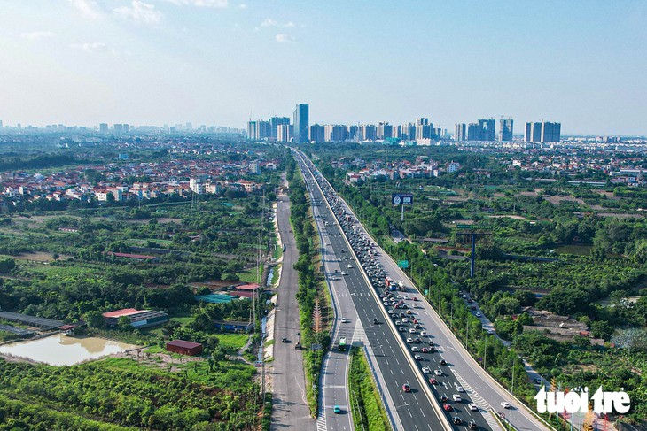 Chưa hết nghỉ lễ, dòng xe ùn ùn trở lại Hà Nội khiến cửa ngõ phía đông kẹt cứng - Ảnh 3.