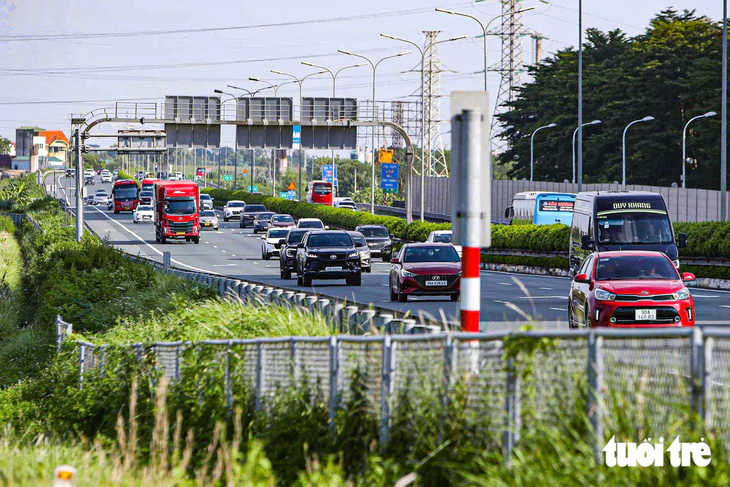 Chưa hết nghỉ lễ, dòng xe ùn ùn trở lại Hà Nội khiến cửa ngõ phía đông kẹt cứng - Ảnh 11.