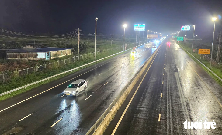 Cảnh sát giao thông phân luồng từ xa, xe cộ hạn chế vào cao tốc Phan Thiết - Dầu Giây - Ảnh 3.