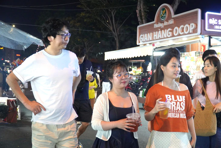 Trời đẹp, bạn trẻ Đà Nẵng ùn ùn ra biển, chợ đêm chơi lễ Quốc khánh  - Ảnh 5.
