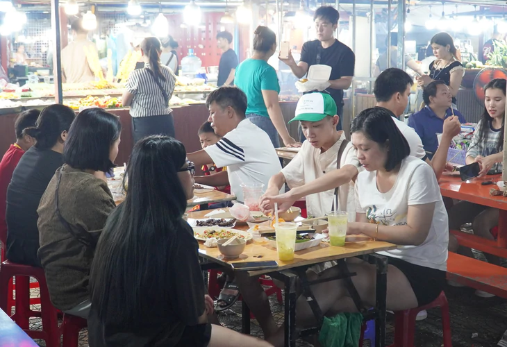Trời đẹp, bạn trẻ Đà Nẵng ùn ùn ra biển, chợ đêm chơi lễ Quốc khánh  - Ảnh 10.