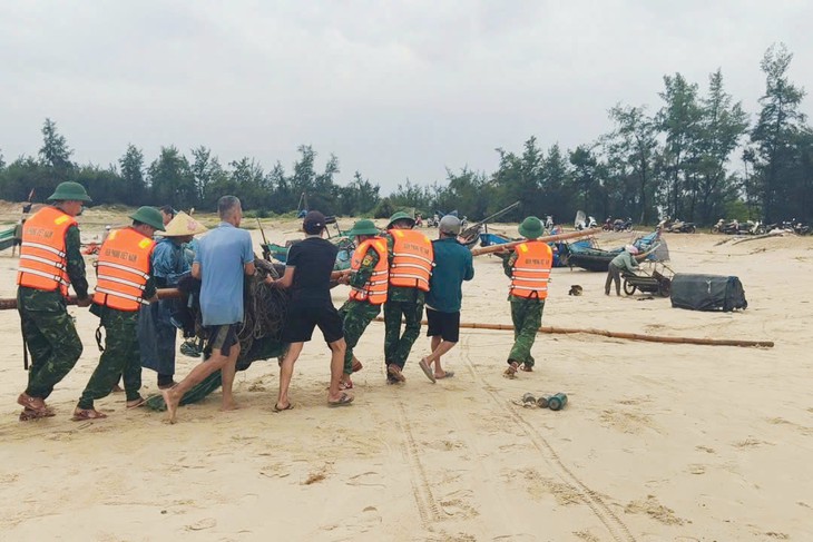 Sóng lớn làm chìm, cuốn trôi 5 tàu cá ở Quảng Trị - Ảnh 2.