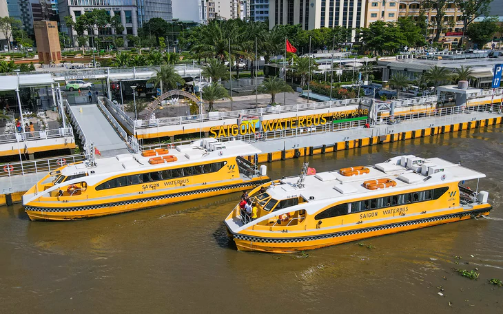 Trung tâm TP.HCM rộn ràng trước lễ 2-9, bạn trẻ, gia đình check-in, 'cắm trại' - Ảnh 2.