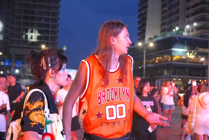 Trời đẹp, bạn trẻ Đà Nẵng ùn ùn ra biển, chợ đêm chơi lễ Quốc khánh  - Ảnh 9.