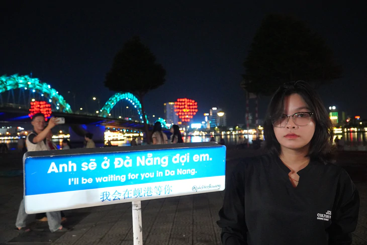 Trời đẹp, bạn trẻ Đà Nẵng ùn ùn ra biển, chợ đêm chơi lễ Quốc khánh  - Ảnh 6.
