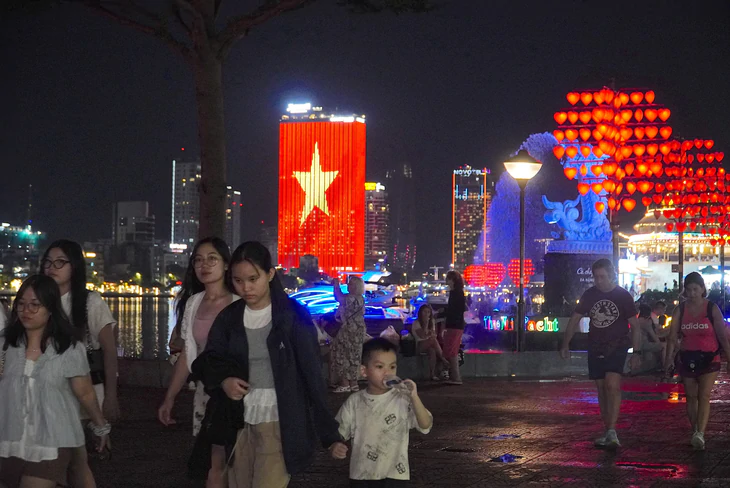 Trời đẹp, bạn trẻ Đà Nẵng ùn ùn ra biển, chợ đêm chơi lễ Quốc khánh  - Ảnh 2.