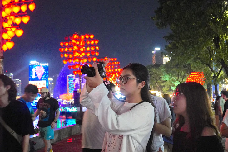 Trời đẹp, bạn trẻ Đà Nẵng ùn ùn ra biển, chợ đêm chơi lễ Quốc khánh  - Ảnh 1.