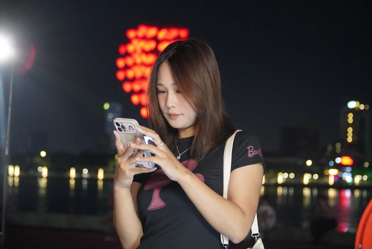 Trời đẹp, bạn trẻ Đà Nẵng ùn ùn ra biển, chợ đêm chơi lễ Quốc khánh  - Ảnh 4.