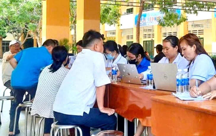 Người dân TP.HCM tranh thủ ngày nghỉ lễ đi khám sức khỏe miễn phí - Ảnh 6.