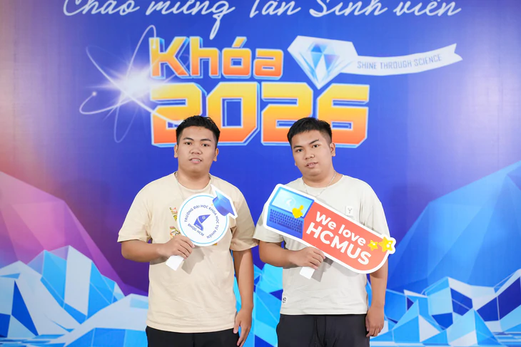 Cặp song sinh giành 'vàng' Olympic Toán quốc tế Hiền - Hậu cùng được tuyển thẳng ngành toán - Ảnh 1.