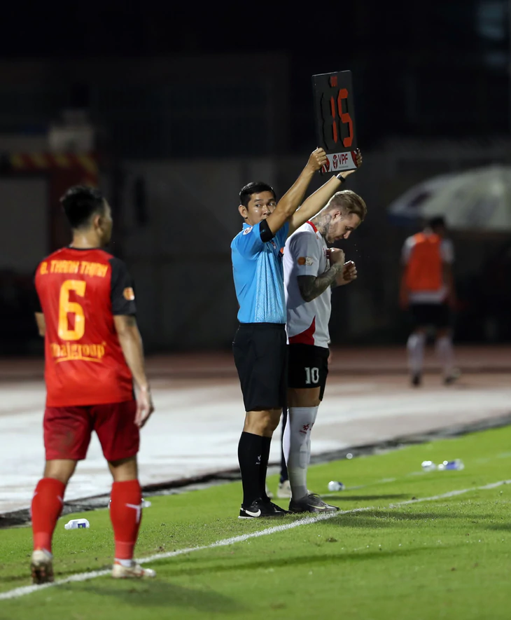 V-League 2026-2027: Cầu thủ hết đường câu giờ và lăng mạ - Ảnh 2.