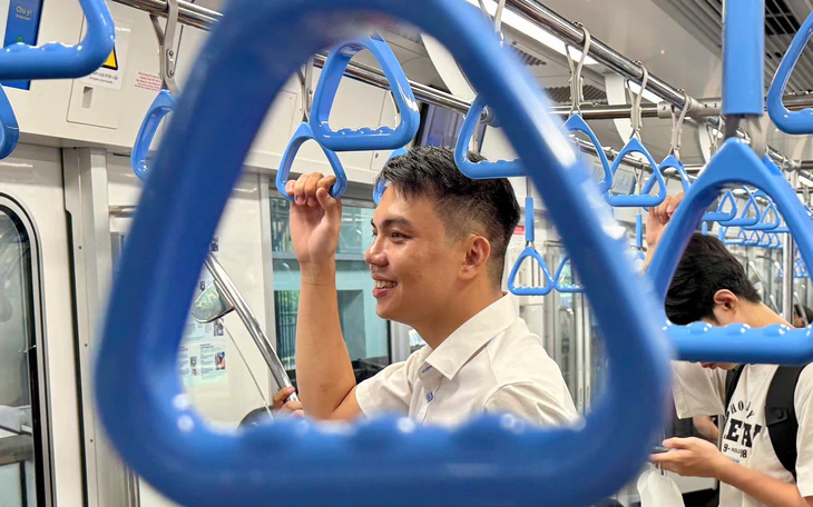 Miễn phí xe buýt và metro 2-9, người dân xếp hàng dài chờ trải nghiệm  - Ảnh 18.
