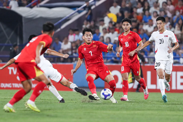 Tiền đạo Nguyễn Lê Phát rời đội U20 Việt Nam sau trận thua U20 Triều Tiên - Ảnh 1.