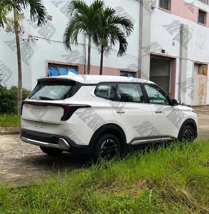 Bắt gặp Kia Carens mới ở Việt Nam, dễ là bản tiêu chuẩn, chưa có ADAS - Ảnh 1.
