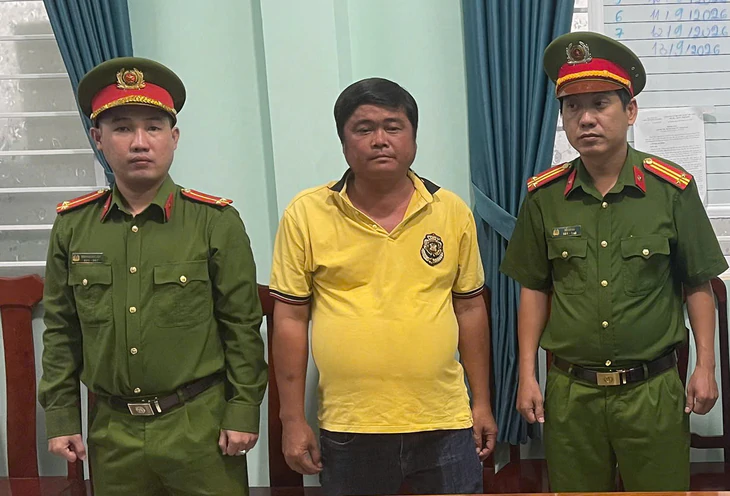 Múc đất dưới kênh đem đi bán, một đối tượng ở An Giang bị khởi tố, cấm đi khỏi nơi cư trú - Ảnh 1.