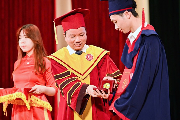 Lần đầu Đại học Bách khoa Hà Nội có 3 sinh viên tốt nghiệp điểm tuyệt đối 4.0 - Ảnh 1.