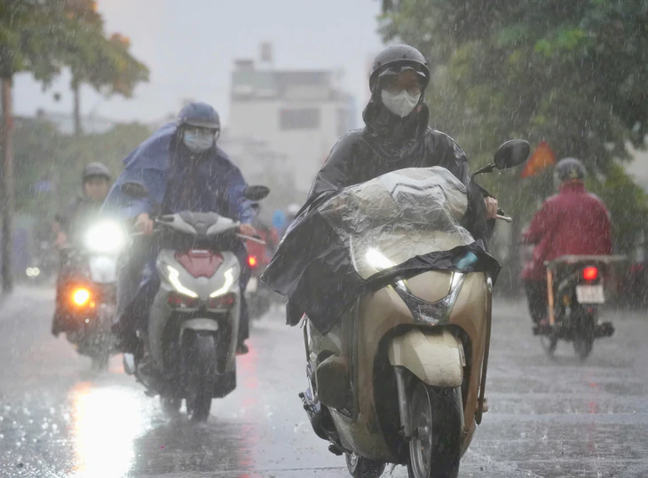 Mưa lớn, nhiều tuyến đường TP.HCM ngập nặng, người dân chật vật về nhà - Ảnh 13.