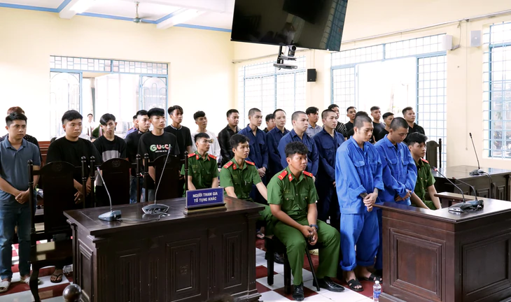 Hơn 50 năm tù cho 23 bị cáo gây rối trật tự chỉ vì một tiếng nẹt pô - Ảnh 2.