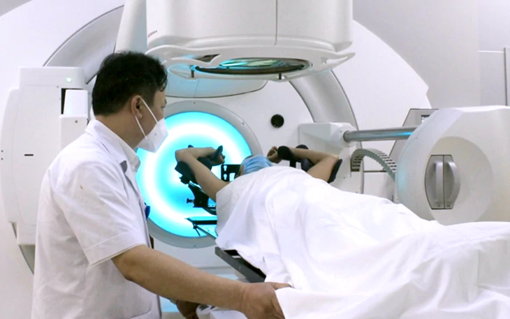Vụ bệnh nhân ung thư 'muốn trị xạ nhanh, phải kẹp tiền vào sổ': Bệnh viện E nói gì? - Ảnh 3.