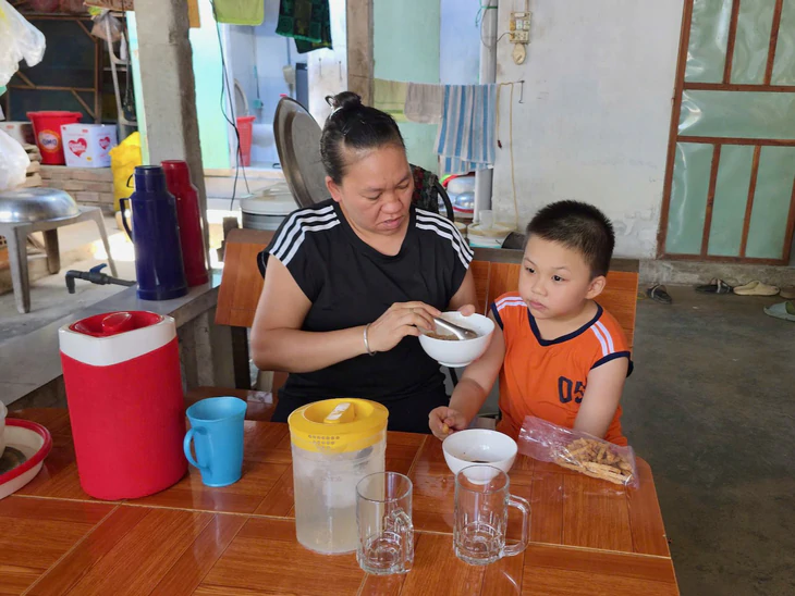 Tân sinh viên vào đại học với cảnh nhà người cha mù lòa, em trai tự kỷ - Ảnh 1.