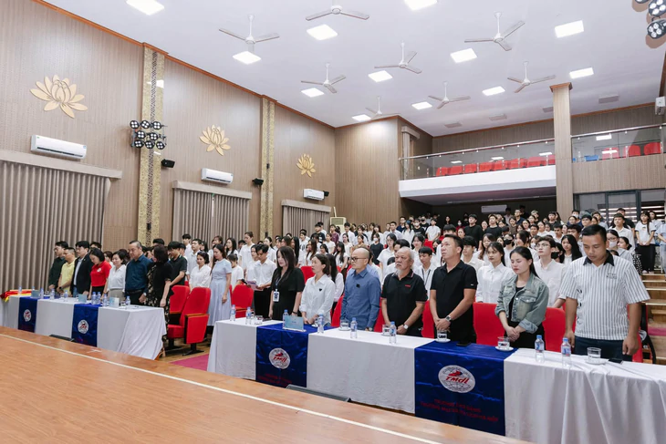 Xúc động hình ảnh hàng trăm sinh viên khóc nghẹn, tri ân chàng trai 19 tuổi hiến tạng cứu người - Ảnh 4.
