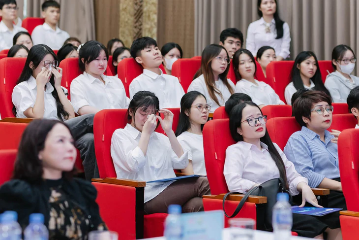 Xúc động hình ảnh hàng trăm sinh viên khóc nghẹn, tri ân chàng trai 19 tuổi hiến tạng cứu người - Ảnh 3.