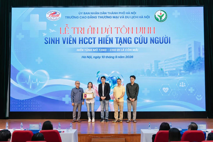 Xúc động hình ảnh hàng trăm sinh viên khóc nghẹn, tri ân chàng trai 19 tuổi hiến tạng cứu người - Ảnh 1.