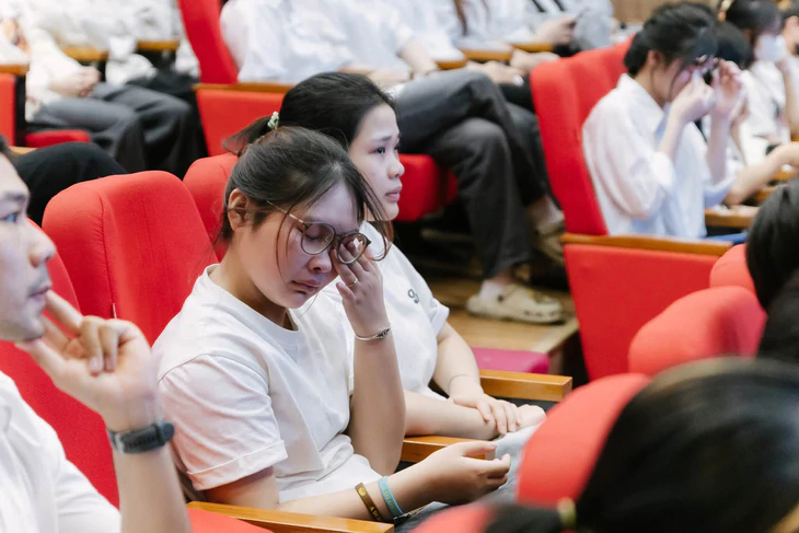 Xúc động hình ảnh hàng trăm sinh viên khóc nghẹn, tri ân chàng trai 19 tuổi hiến tạng cứu người - Ảnh 6.