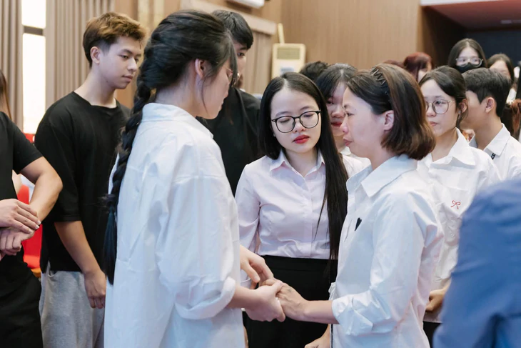 Xúc động hình ảnh hàng trăm sinh viên khóc nghẹn, tri ân chàng trai 19 tuổi hiến tạng cứu người - Ảnh 5.